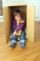 Junge mit Kuscheltier