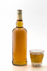 Botella y copa  de whisky