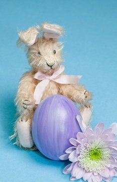 Osterhase mit Ei