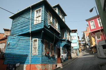 rue des anciennes maisons en bois d'Istambul