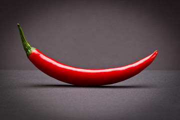 Chilischote auf mattem Untergrund