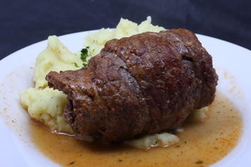 roulade vom rind mit puree und soße.