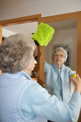 Seniorin bei der Hausarbeit