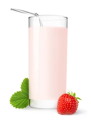 Deurstickers Milkshake Geïsoleerd drankje. Glas aardbeienmilkshake en vers aardbeifruit dat op witte achtergrond wordt geïsoleerd