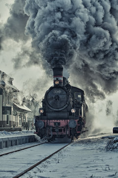 Dampflok im Schnee - Bahnhof
