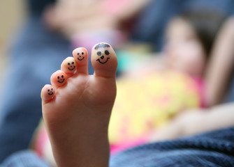 Funny face toes