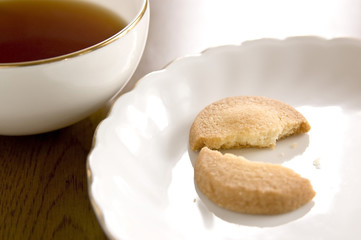 紅茶と割れたクッキー