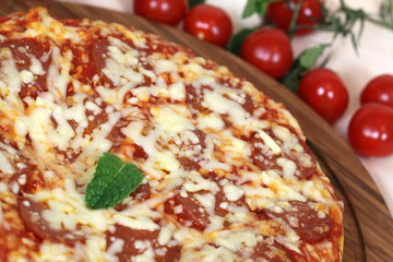 Texas Pizza mit Salami , Chili , Käse