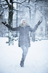 Frau im Winter