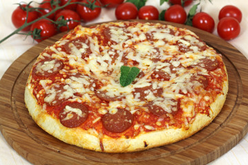 Texas Pizza mit Salami , Chili , Käse