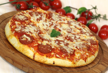 Texas Pizza mit Salami , Chili , Käse