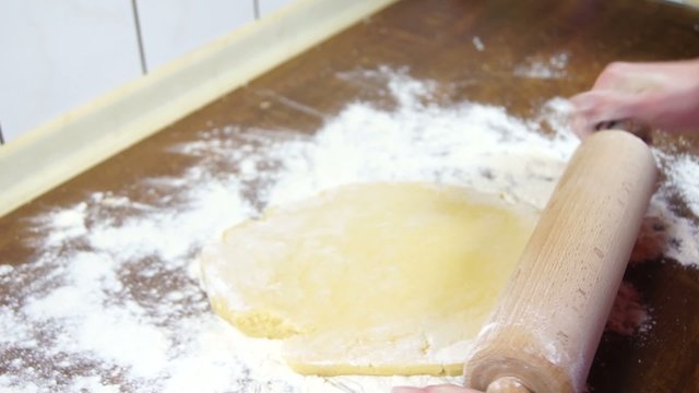 Pl&auml;tzchen backen - Teig ausrollen