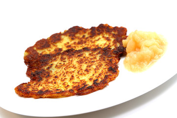 Kartoffelpuffer mit Apfelmus