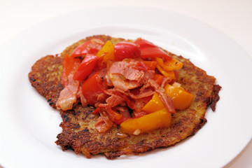 Rösti mit Paprikagemüse und Schinken