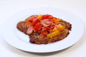 Rösti mit Paprikagemüse und Schinken