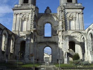 Aux pieds des abbatiales ang&eacute;riennes
