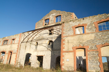 Fototapeta na wymiar ruines d'ancienne usine corse au village de folelli