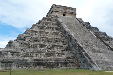 Fototapeta na wymiar Ruiny w Chichen Itza. Piramida Kukulkan (El Castillo).