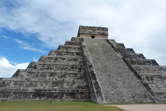 Chichen Itza ruins. Pyramid of Kukulkan (El Castillo).