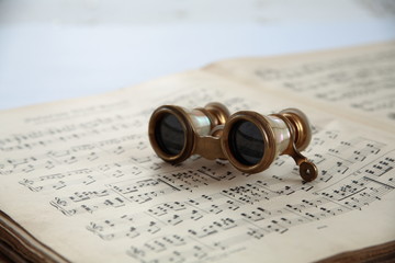 Note and old opera glasses