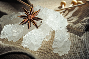 Fünf Kandissticks mit Sternanis dekoriert