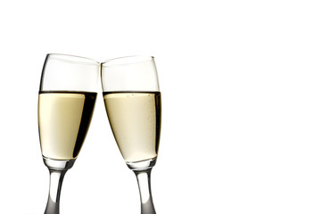brindisi con bicchieri di vino champagne su sfondo bianco