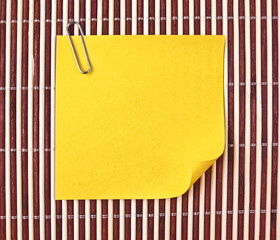 Yellow note on mat