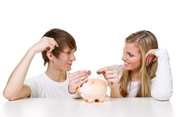 pärchen wirft geld ins sparschwein