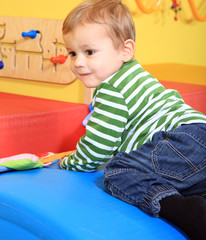 Kleinkind spielt im Kindergarten