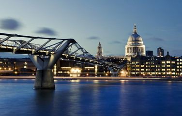 Fototapeta na wymiar Millennium Bridge i Katedra św