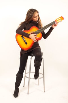 Junge Frau spielt Gitarre