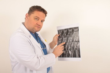 Ein Arzt hat ein Problem auf einem Rötgenbild entdeckt
