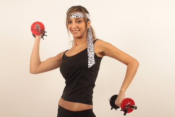 Hübsche schlanke Frau beim Hanteltraining