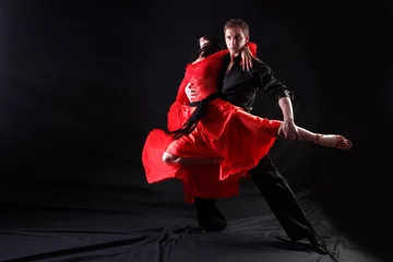 Papier Peint photo Rouge, noir, blanc danseurs en action sur fond noir