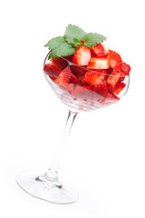 Glas voll mit halbierten Erdbeeren