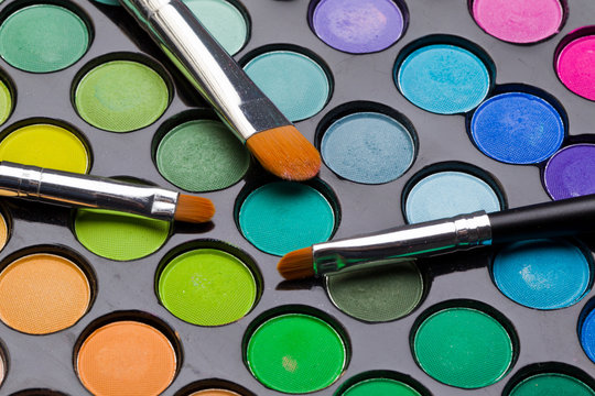 Makeup Farbpalette in Draufsicht mit Pinsel