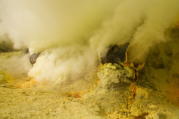 Rauch in Schwefelmine von Vulkan Ijen © Bastian Linder