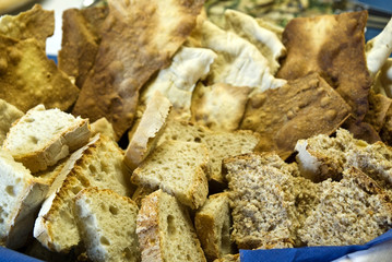 Cesta con pane casereccio e schiacciata toscana