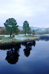 Obraz premium amanecer en el lago