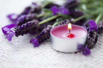 Obraz na płótnie Canvas candle with lavender