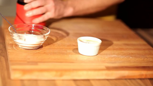 Profi Koch flambiert Cr&egrave;me br&ucirc;l&eacute;e