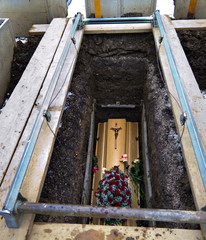Sarg in einem offenen Grab