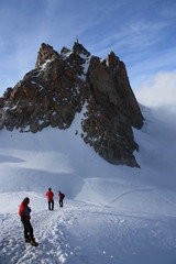 alpinistes sous l'Aiguille du Midi