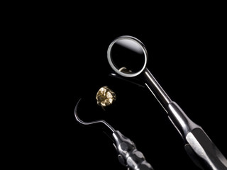 Krone und Zahnarztgeräte