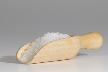 grobes Salz in Holzschäufelchen