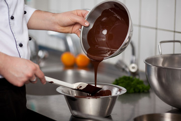 koch mit flüssiger schokolade
