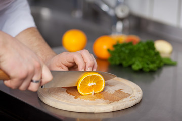 koch schneidet orange