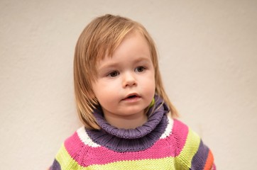 Naklejka premium enfant dans un pull-over