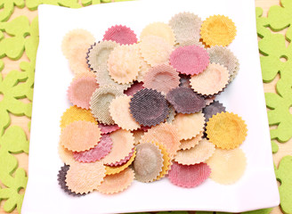 Bunte Nudeln