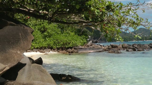 Seichtes Wasser in einer Bucht